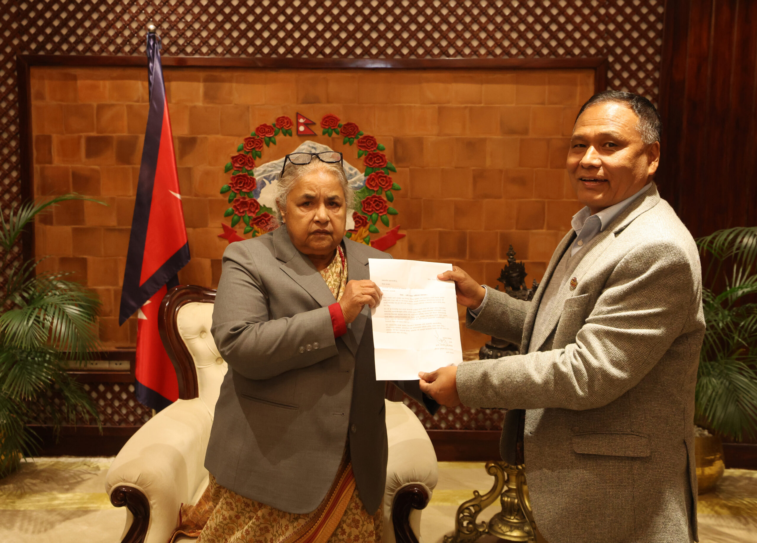 प्रधानमन्त्रीले घिसिङलाई भनिन् – ‘आउँदा दिनमा देशको निम्ति अझै ठूलो काम गर्न सक्नुहुनेछ ‘