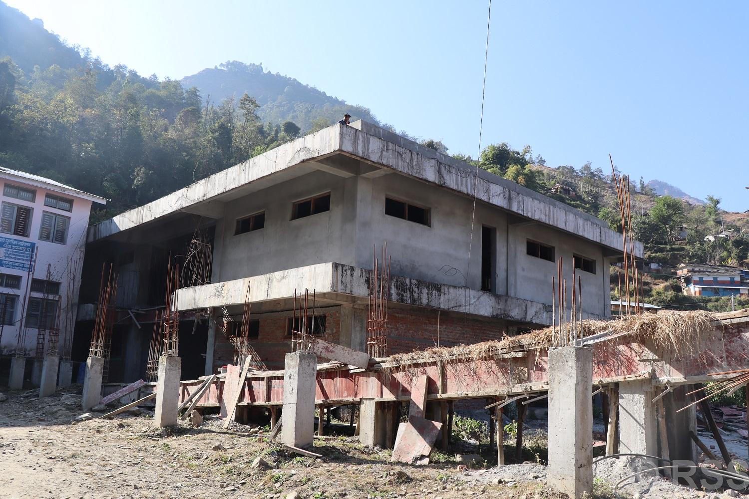 धवलागिरी अस्पताल भवन : ३ पटक म्याद थप गर्दा आधा काम