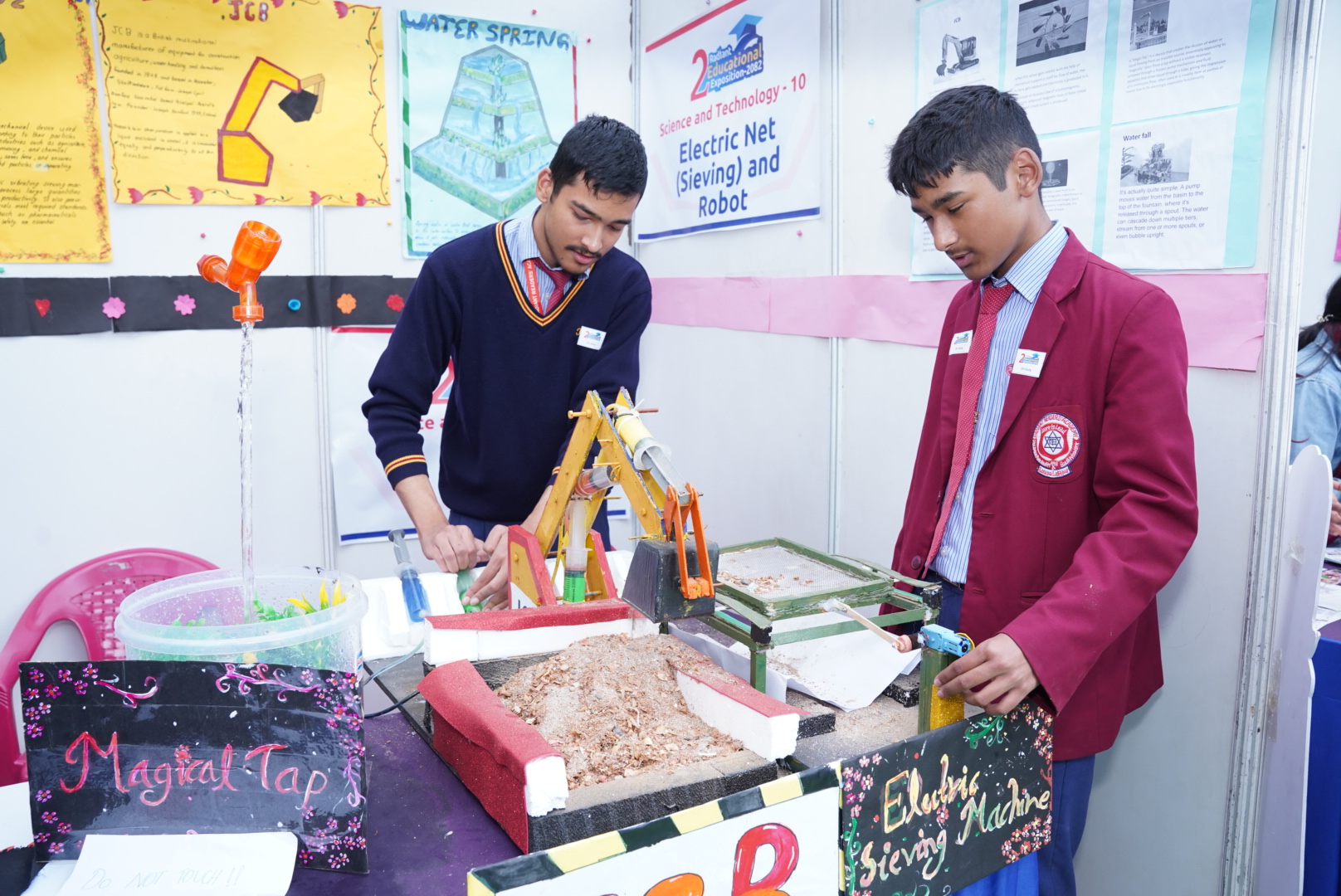 दोस्रो रेडियन्ट शैक्षिक मेला सुरू,आफ्ना सीप र सिर्जनात्मक क्षमता प्रदर्शन गर्दै विद्यार्थी