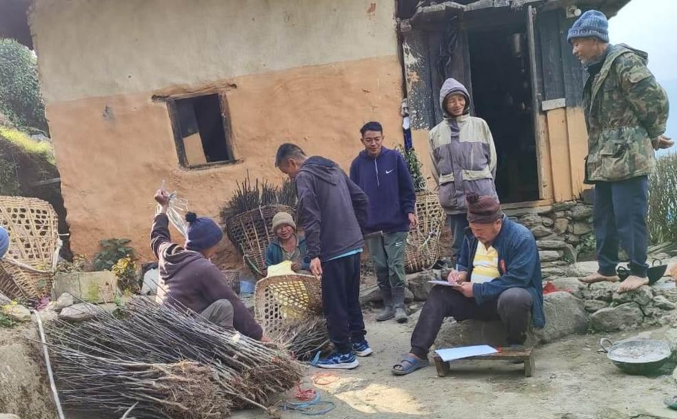 व्यावसायिक स्याउ खेती सुरु गर्दै वैकुण्ठेका किसान