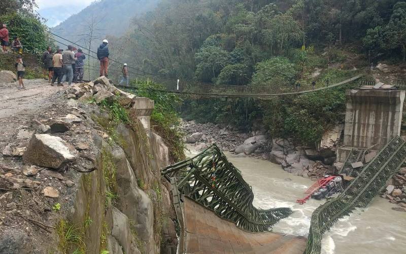अरुण नदीको बेलिब्रिज भाँचियो