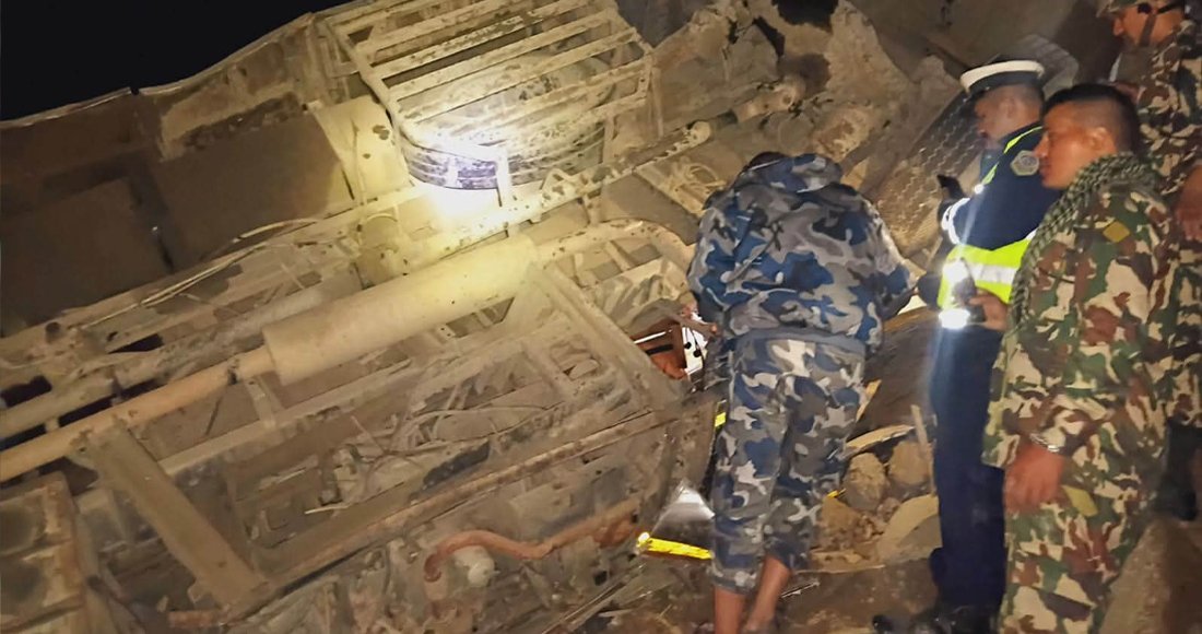 पोखराबाट काठमाडौं आउँदै गरेको बस धादिङमा दुर्घटना, १७ जनाको घटनास्थलमै मृत्यु
