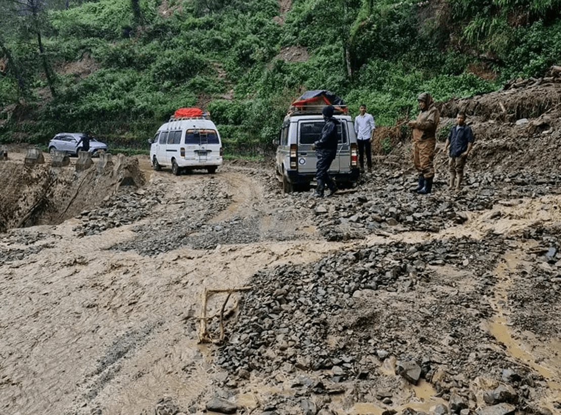 बाढीले बगाएर एक कर्मचारीको मृत्यु, विपी राजमार्ग खुलाउने प्रयास