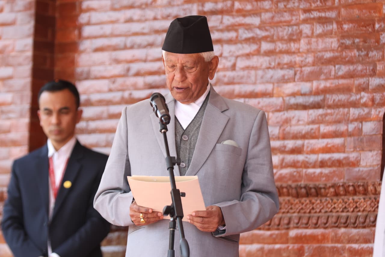 ज्येष्ठ सांसद अर्जुननरसिंह केसीले लिए शपथ