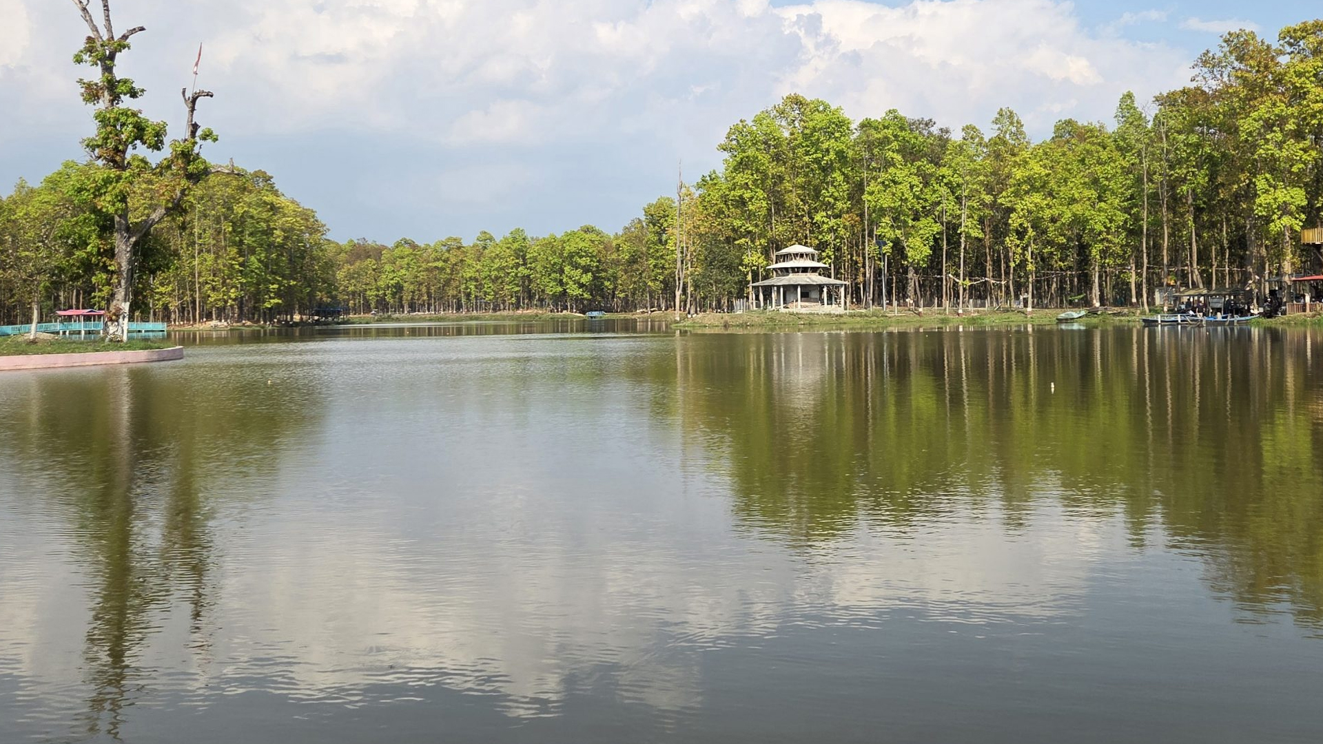 पर्यटकको रोजाइमा रास ताल