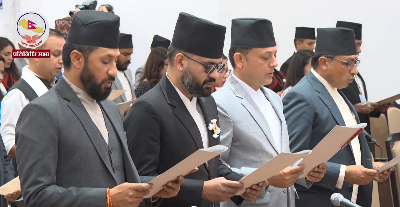 सांसदहरूले लिए सपथ