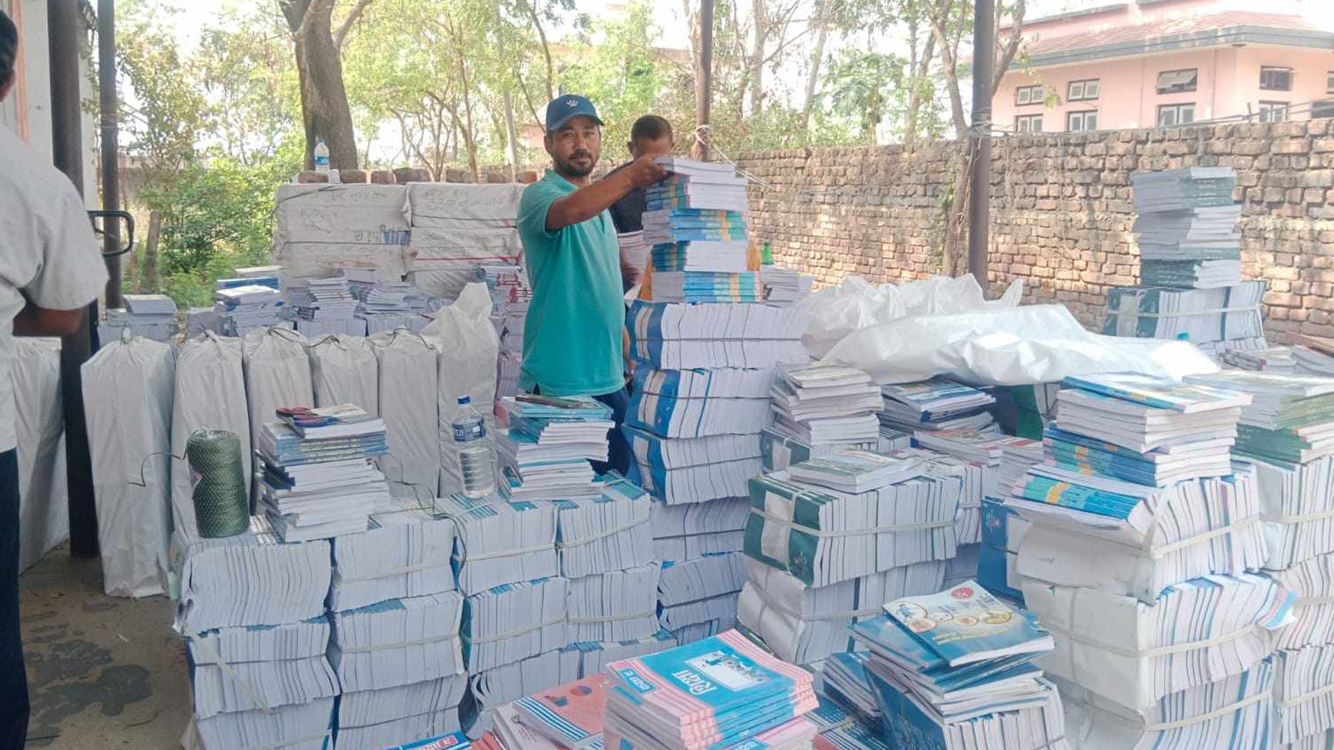 विद्यालयमा पाठ्यपुस्तक वितरणबारे अनुगमन सुरु