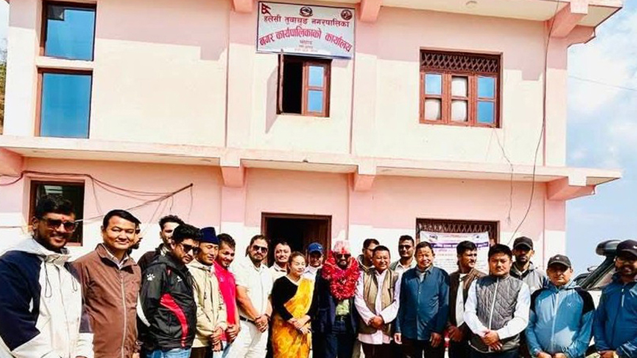 हलेसी तुवाचुङ नगरपालिकाले विस्थापित नागरिकको आवास बनाउन सहयोग गर्ने