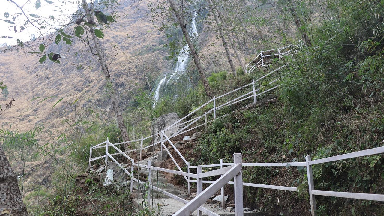 नारच्याङ झरना जोड्ने ‘रेलिङ’सहितको पदमार्ग निर्माण