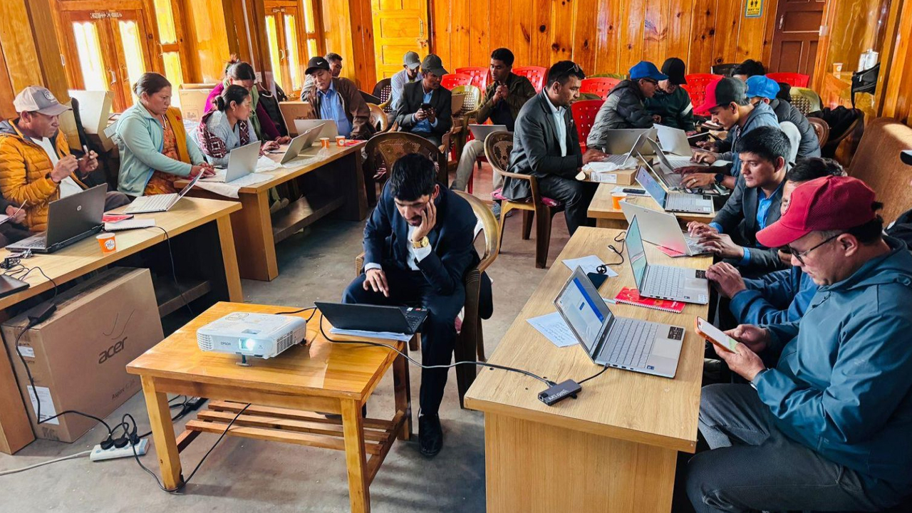 बीस विद्यालयलाई ल्यापटप वितरण