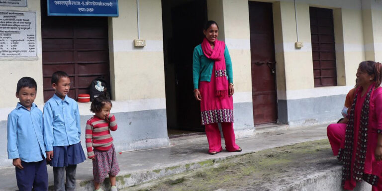 तीन विद्यार्थी पढाउन तीन शिक्षक