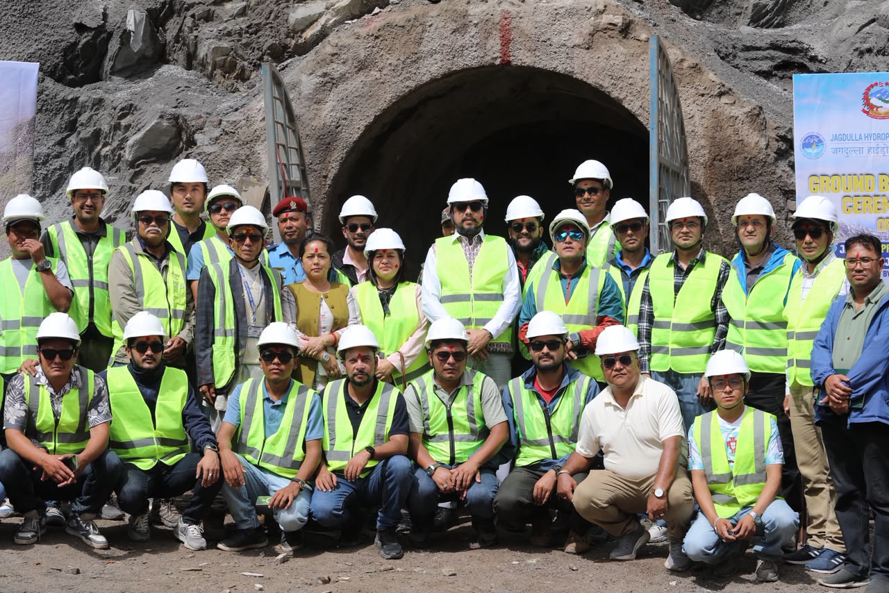 निर्माणाधीन १०६ मेगावाट क्षमताको जगदुल्ला अर्धजलाशययुक्त जलविद्युत् आयोजनाको मुख्य सुरुङ निर्माण  सुरु