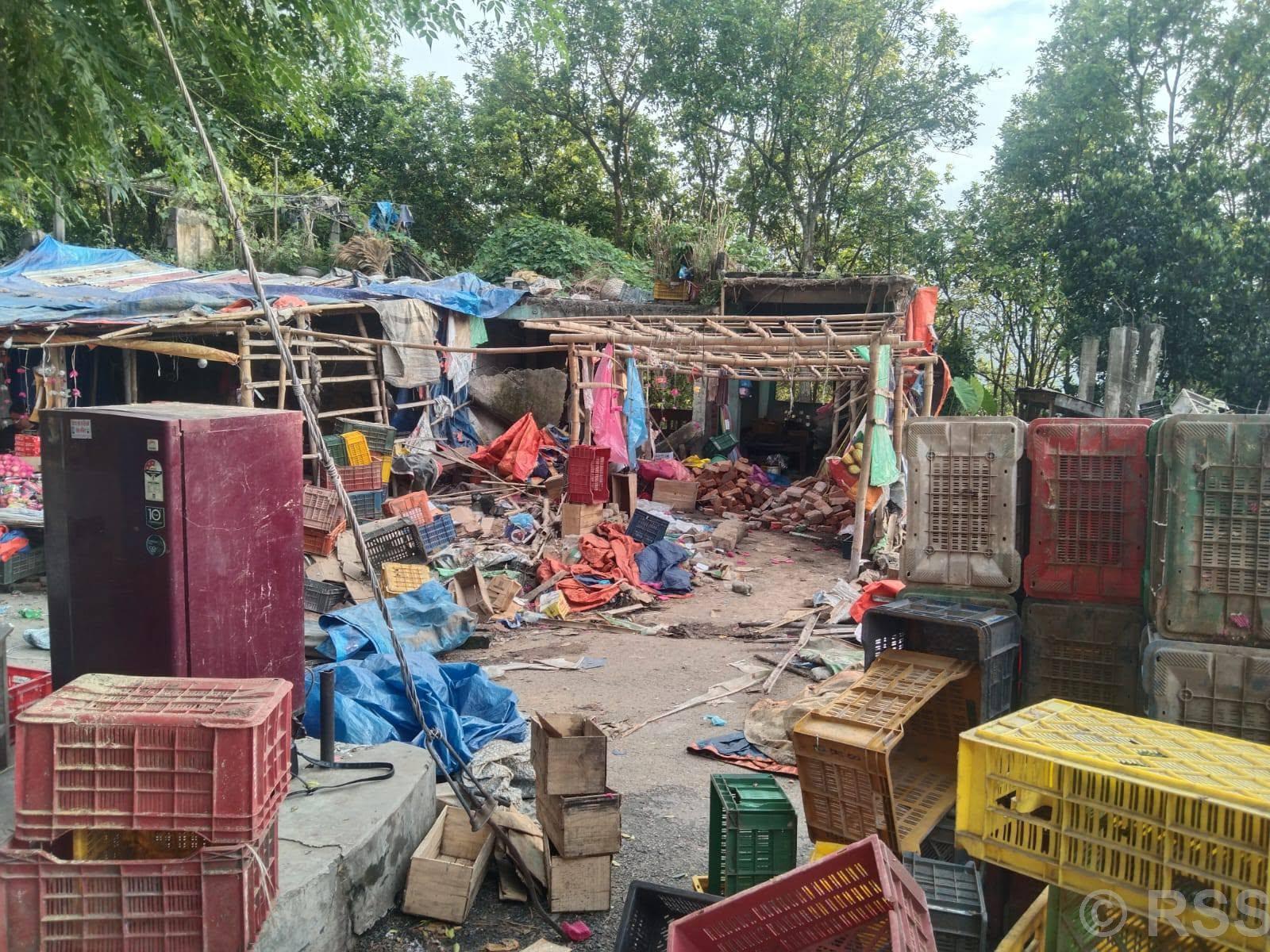 बाह्रकिलो बजारका घरटहरा स्वःस्फुर्त खाली
