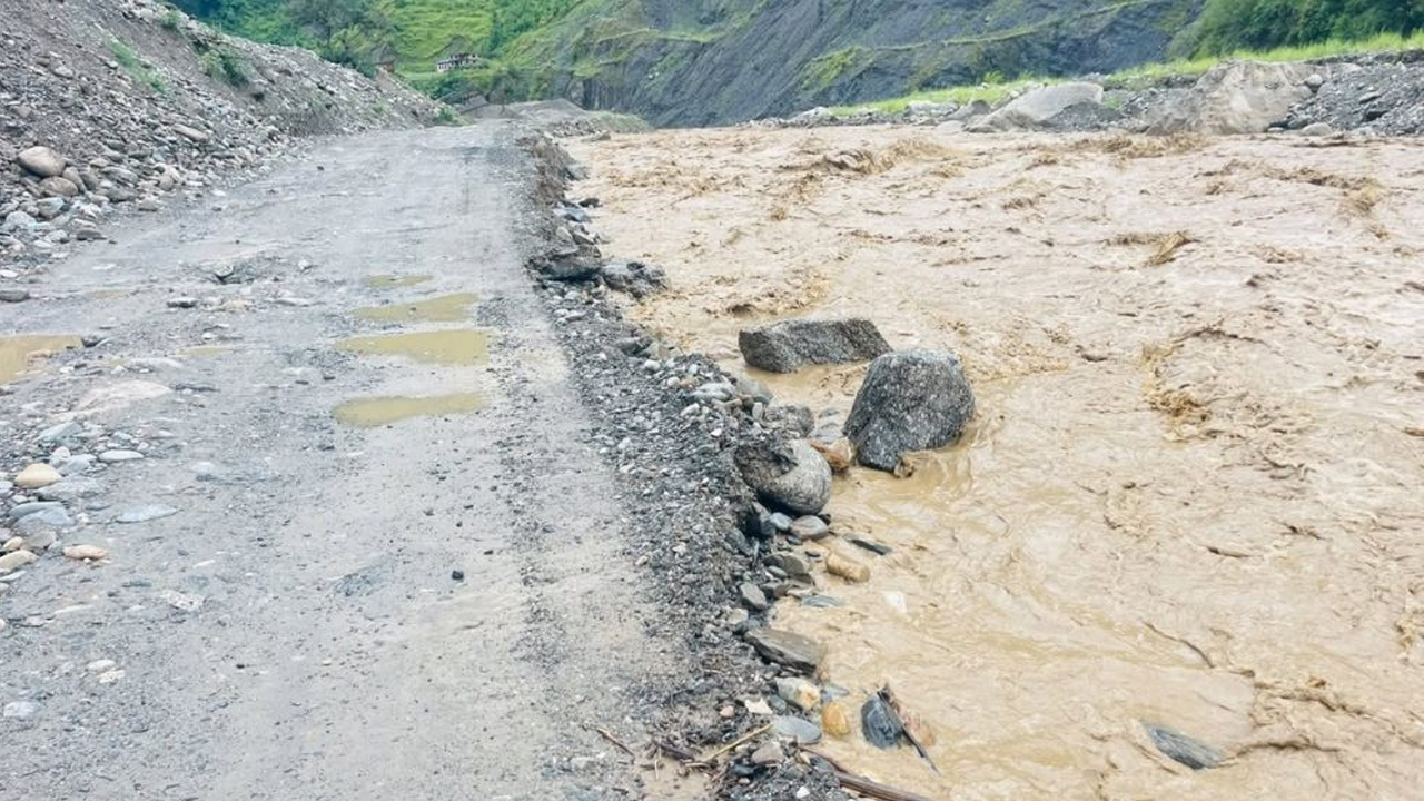 बाढीपहिरोले बिपी राजमार्ग र कान्ति लोकपथ बन्द