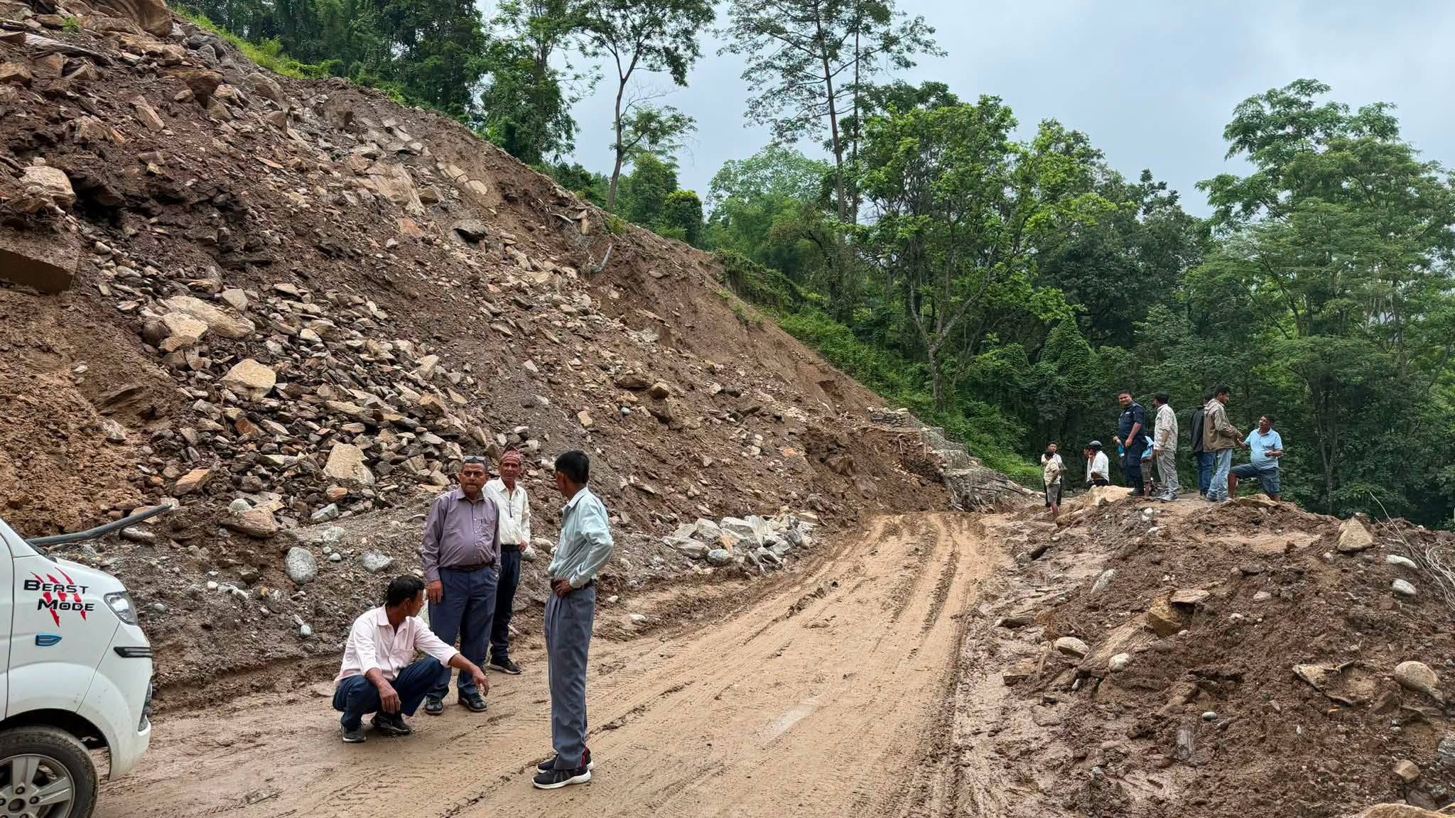 मेची राजमार्गको राजदुवाली खण्ड भासियो, यातायात अवरुद्ध