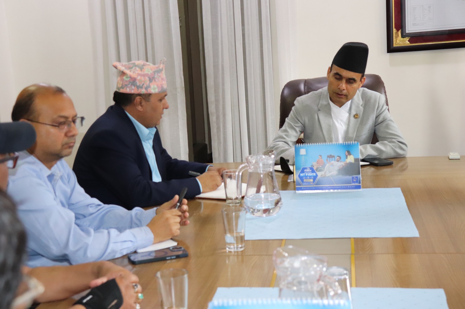 इन्टरनेट सेवा प्रदायकको बक्यौता विवाद समाधानतर्फ, ‘जायज माग सम्बोधन हुन्छ, कानुनअनुसारको रकम तिर्नैपर्छ’ : सञ्चारमन्त्री