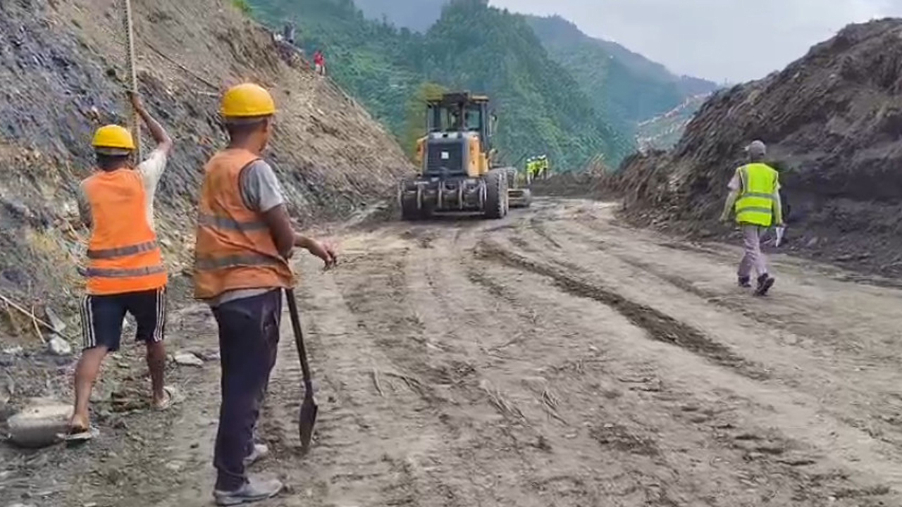 कृष्णभिर नजिकै लेदोसहितको पहिरो खसेपछि पृथ्वी राजमार्ग एकतर्फी