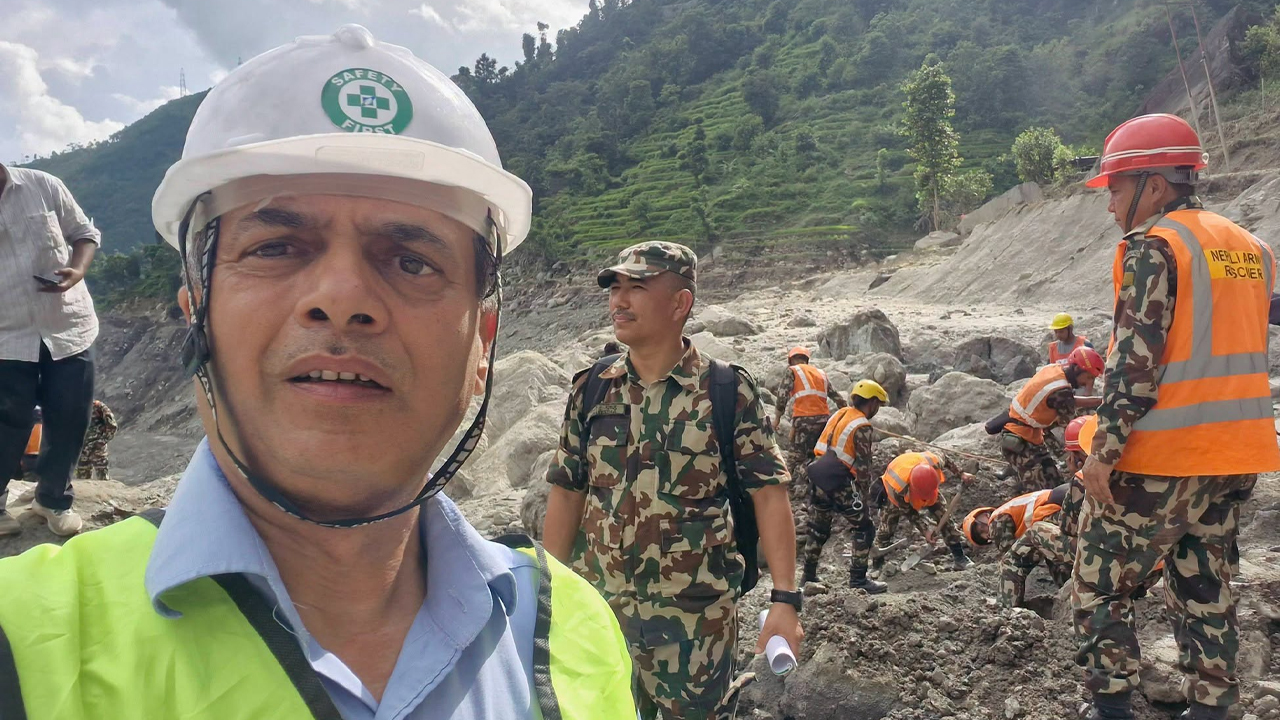 बाढी प्रभावित क्षेत्रमा अस्थायी सडक सञ्चालन हुँदै, नाइट सिफ्टमा पनि उद्धार हुने