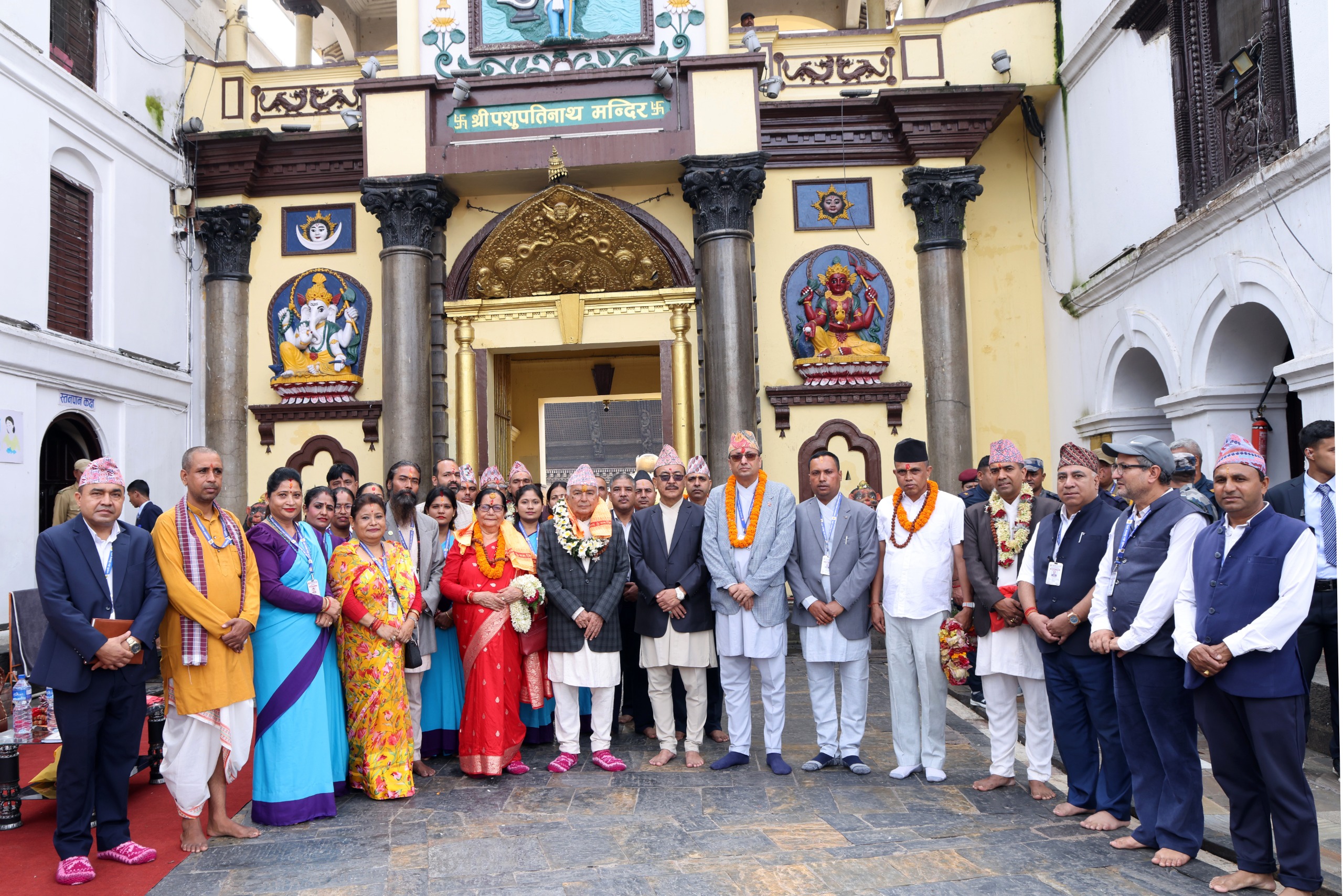 देश र जनताको कल्याणको कामनासहित राष्ट्रपति पौडेलले गरे पशुपतिनाथमा पूजा-आराधना