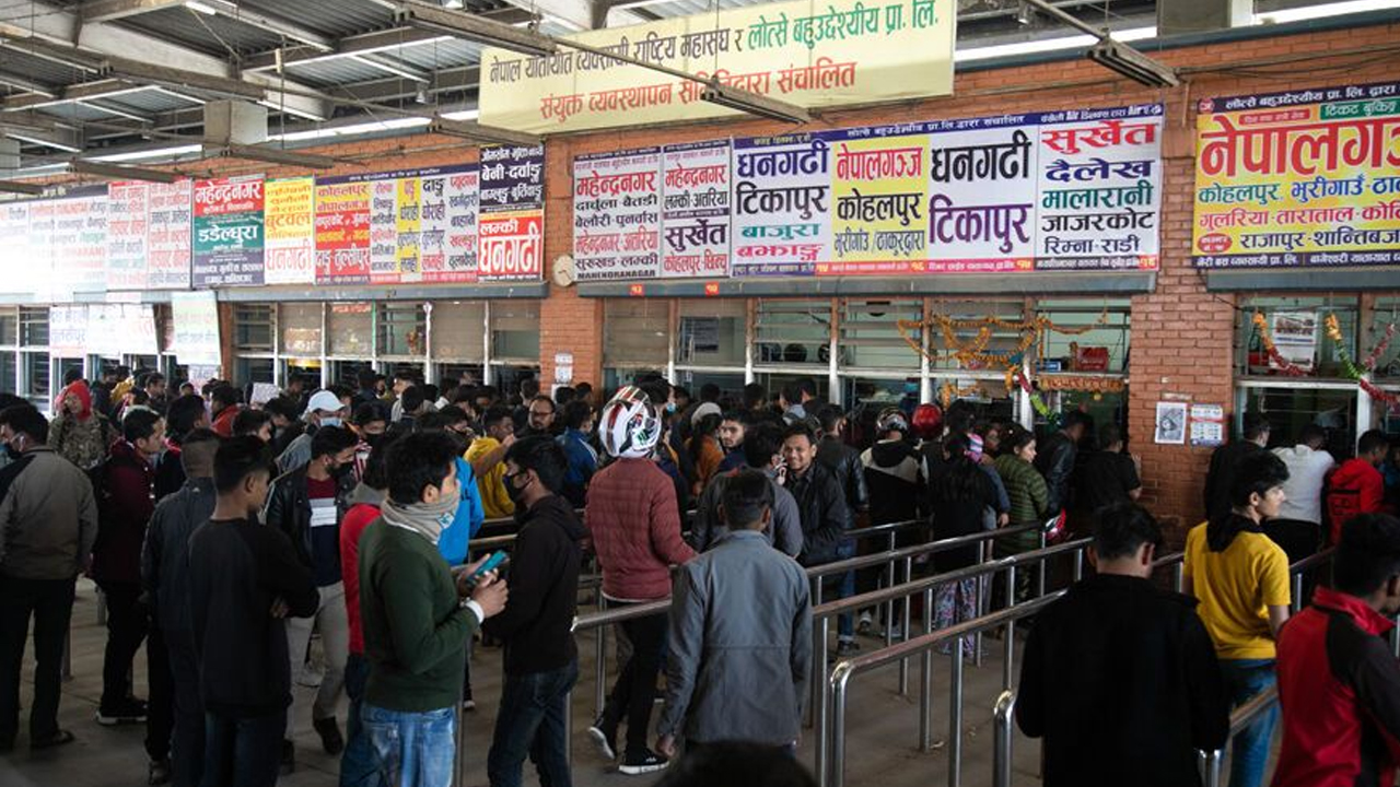 नयाँ बसपार्कमा टिकट लिन रातिदेखि यात्रुको लाइन