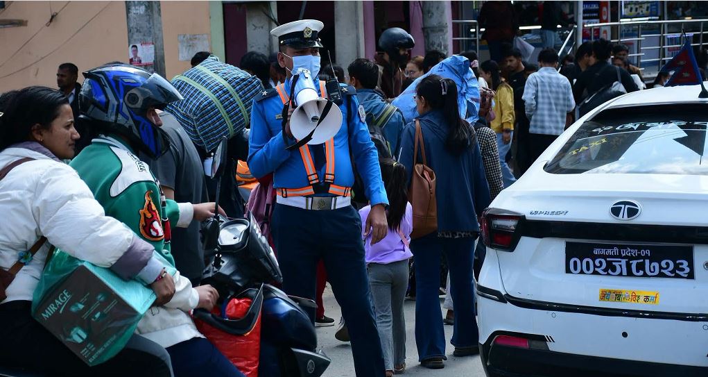 चाडपर्व लक्षित ट्राफिक प्रहरीको सक्रियता: सुरक्षित यात्राका लागि सचेतना अभियान तीव्र